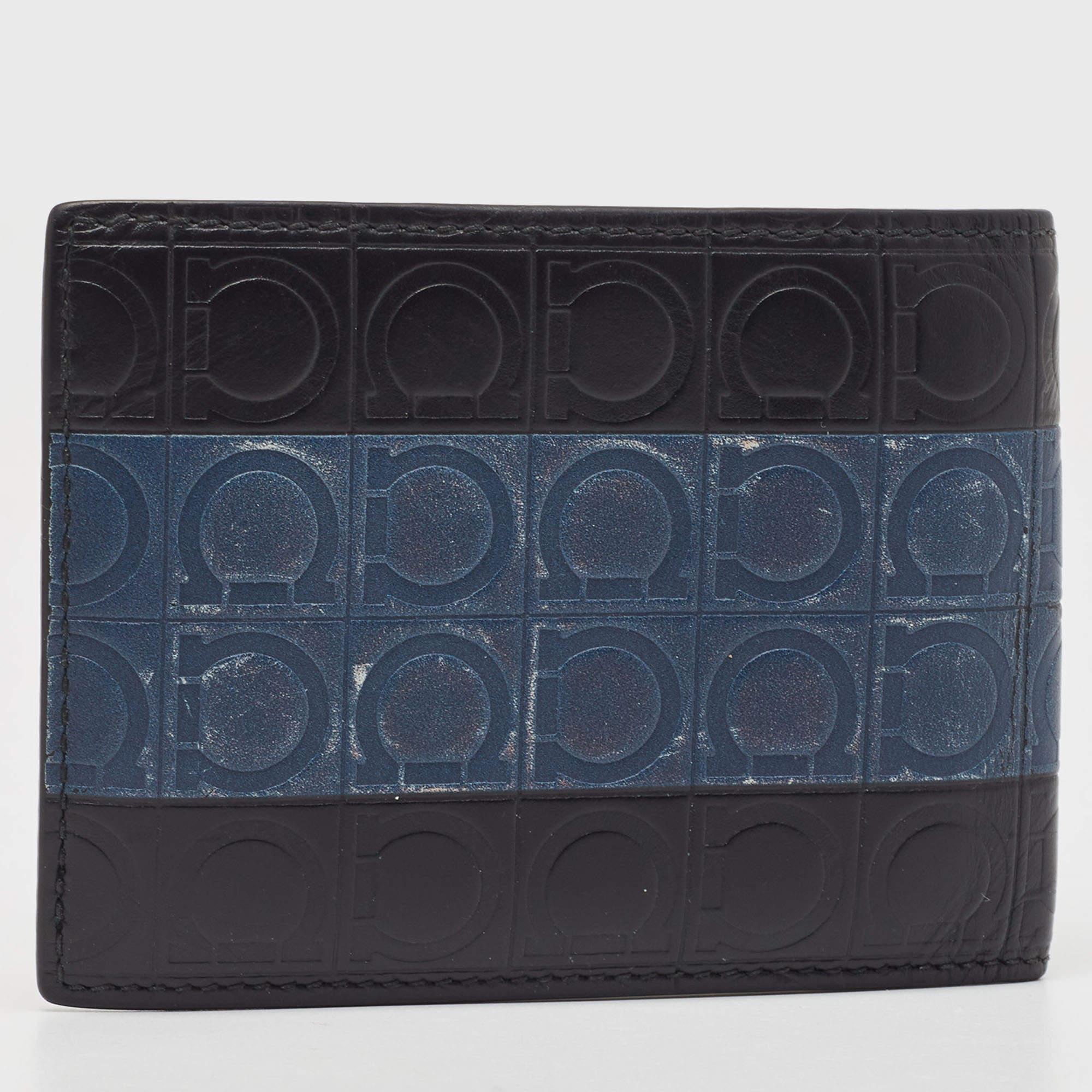 Portafoglio Bifold in pelle con logo in rilievo nero/blu di Salvatore Ferragamo In condizioni discrete in vendita a Dubai, Al Qouz 2