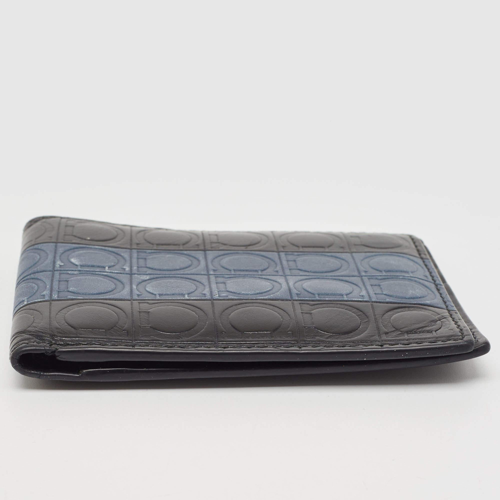 Portafoglio Bifold in pelle con logo in rilievo nero/blu di Salvatore Ferragamo in vendita 1