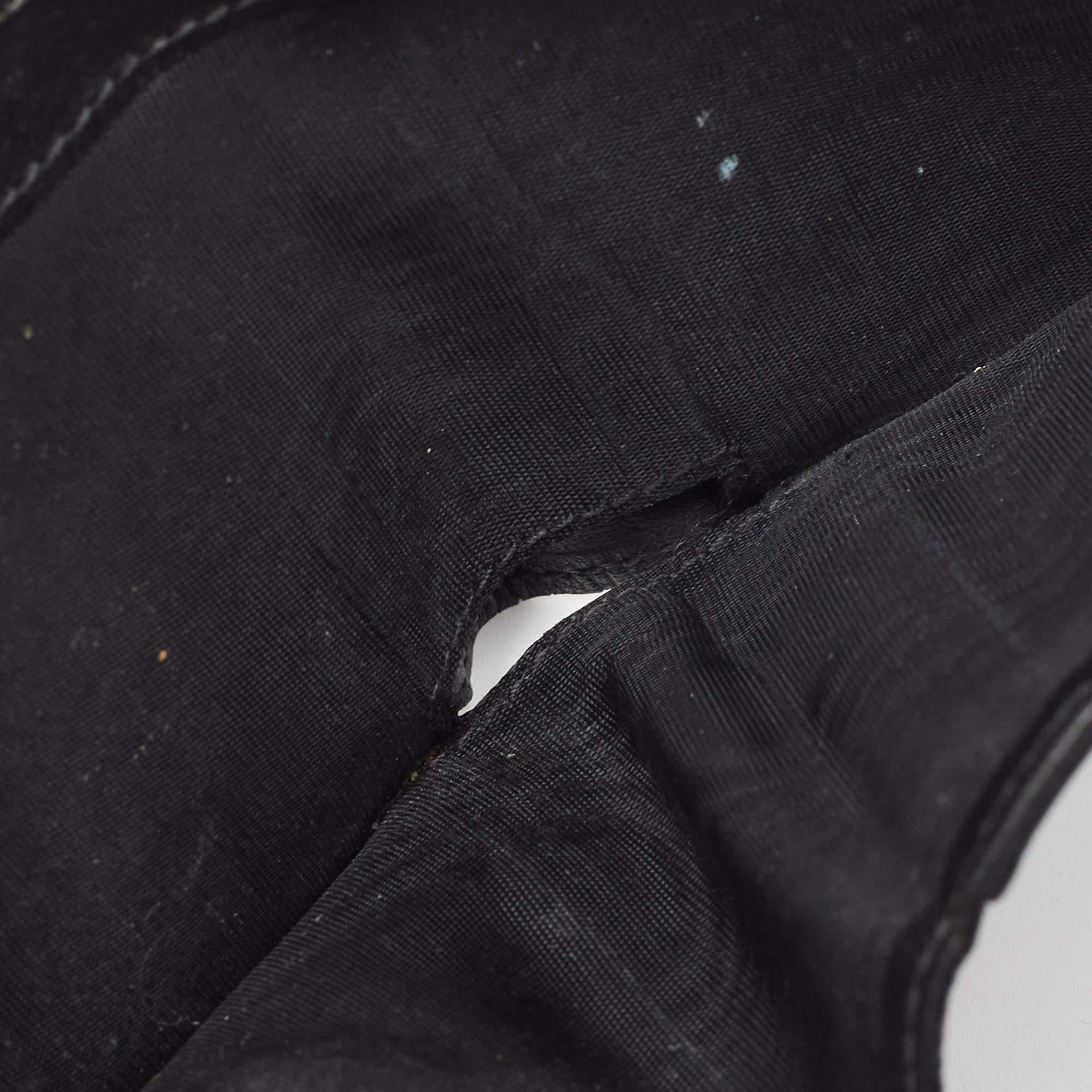 Portafoglio Bifold in pelle con logo in rilievo nero/blu di Salvatore Ferragamo in vendita 2