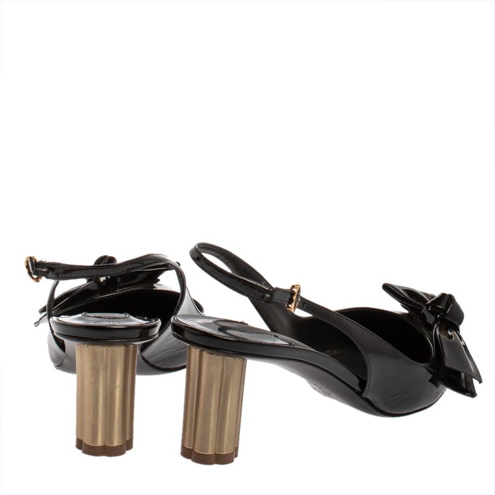 Salvatore Ferragamo Bombas de charol con lazo negro tamaño 35.5 Negro