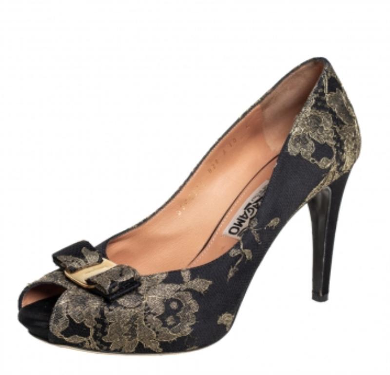 Salvatore Ferragamo Black Brocade Peep Toe Bow Pumps Size 40.5 In Good Condition For Sale In Dubai, Al Qouz 2