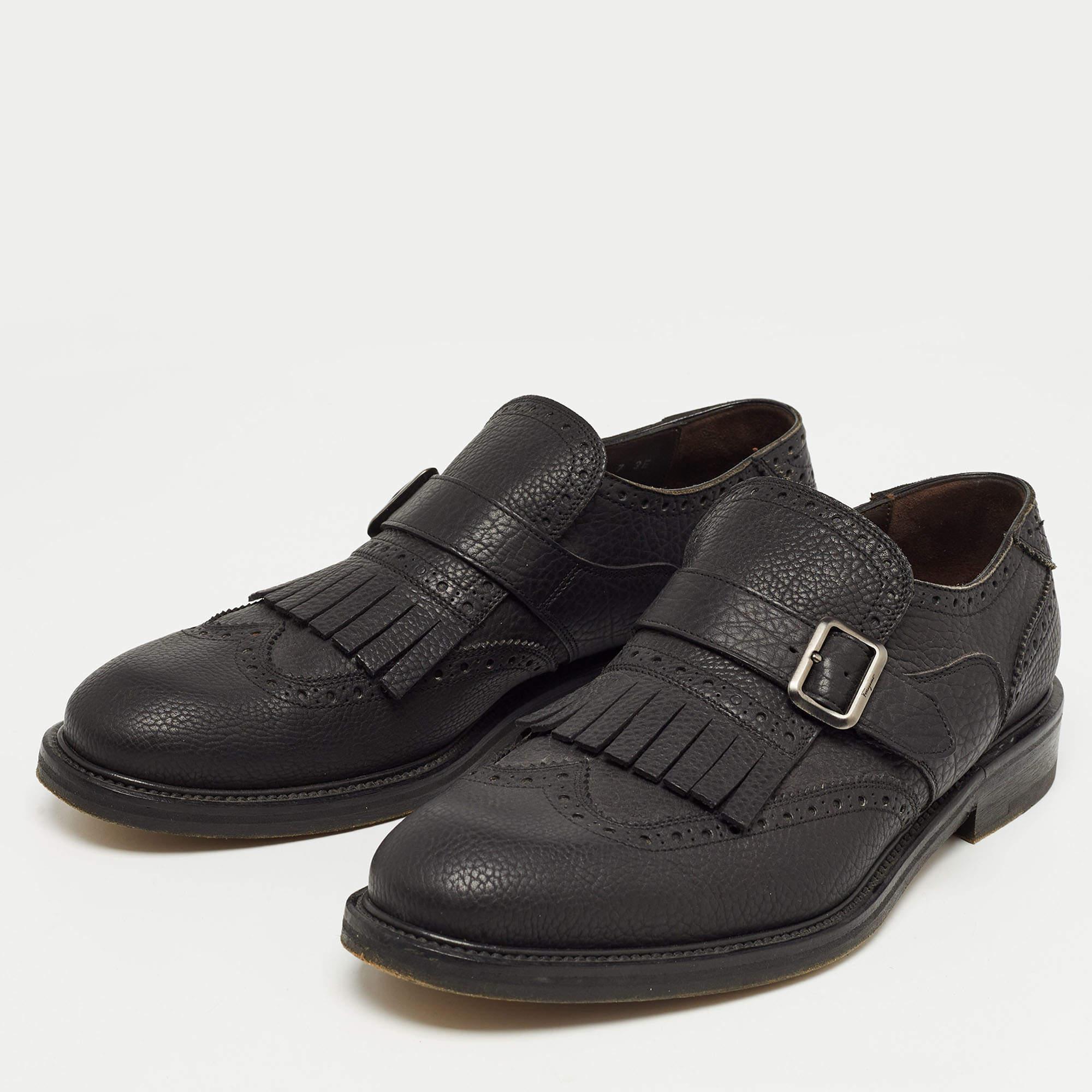 You'll find this pair of designer oxfords for men an essential addition to your shoe collection. Crafted immaculately, the shoes are constructed to give you a polished look.