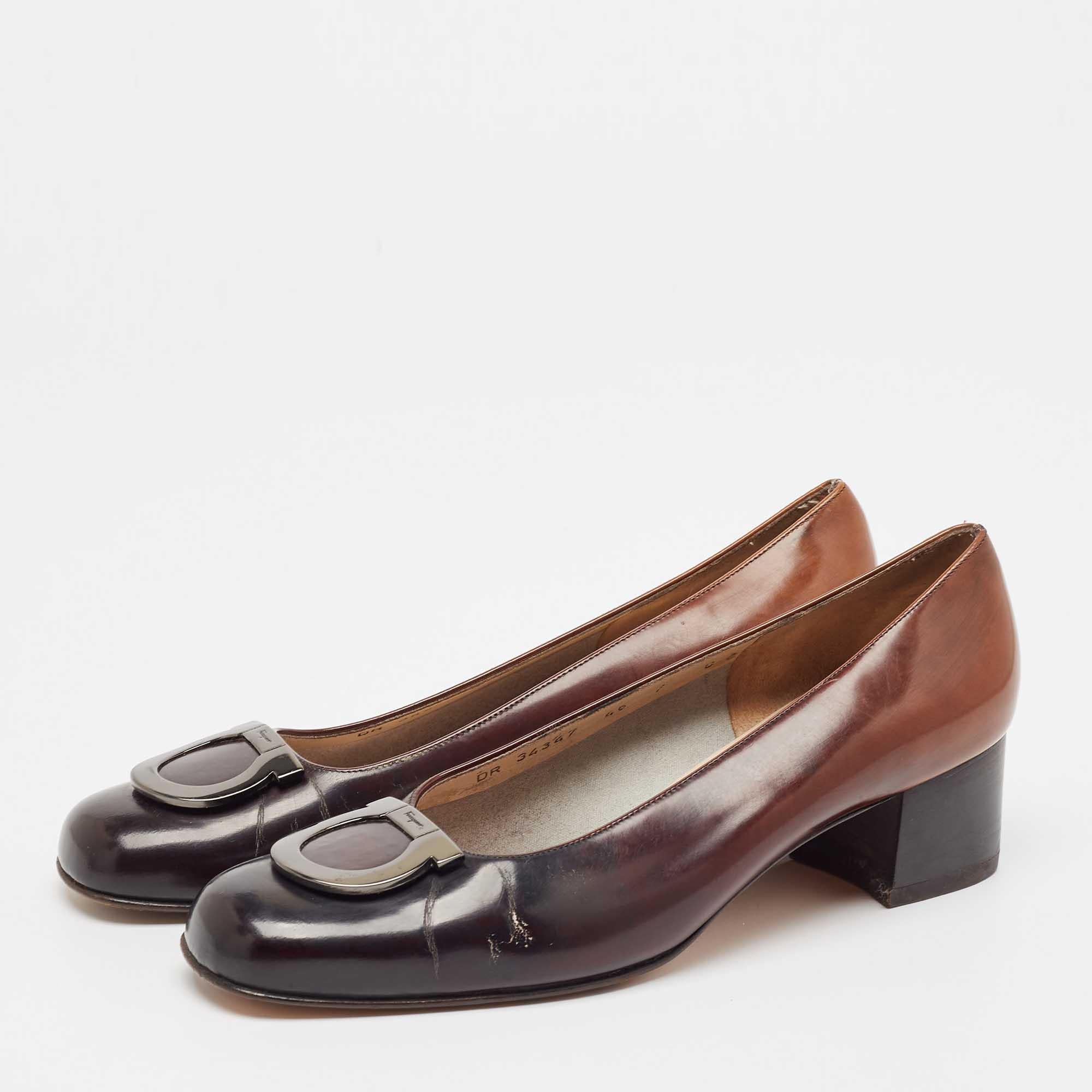 Faites preuve de chic avec ces escarpins de créateur. Ils présentent des talons robustes et des semelles durables  parfait pour vos sorties à la mode