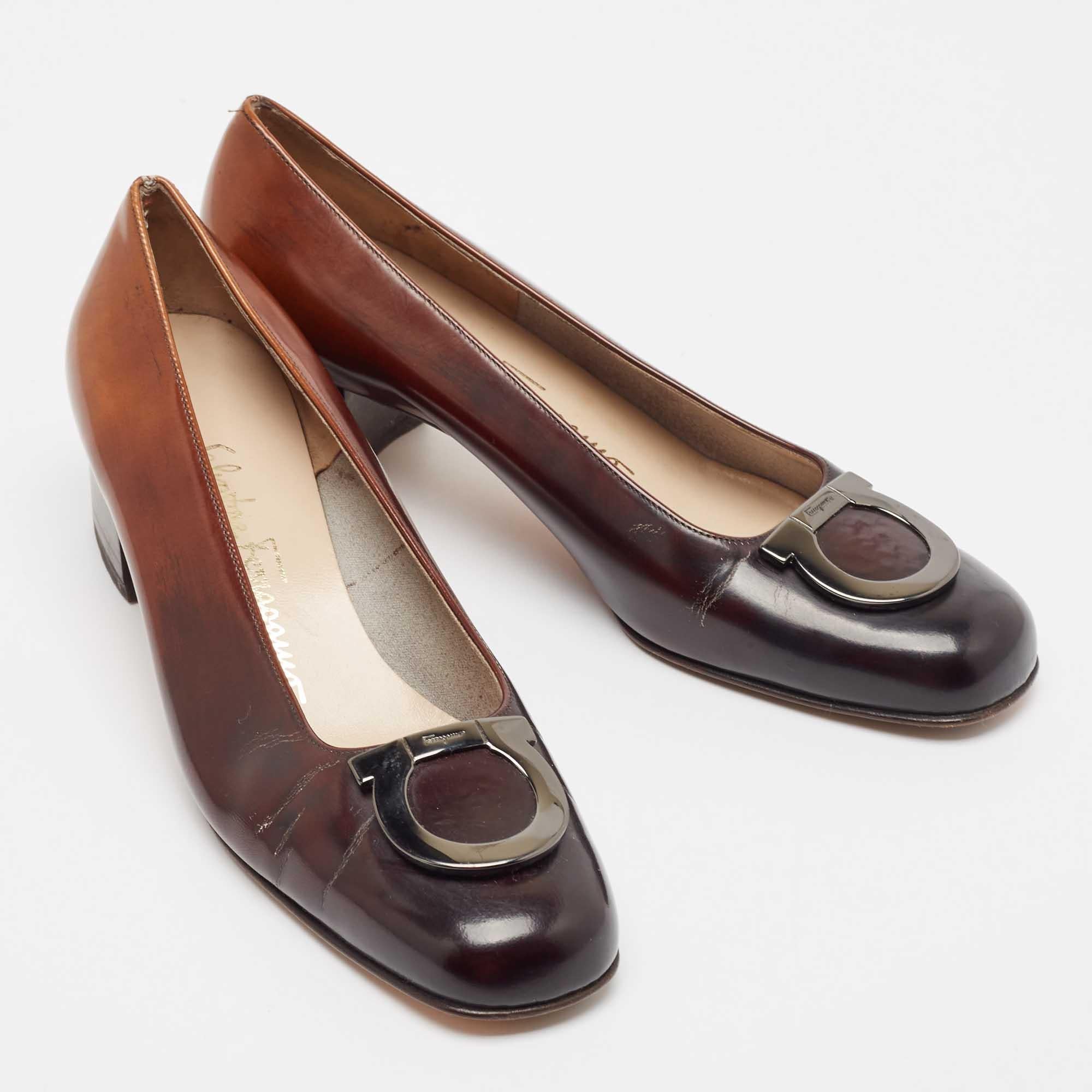Salvatore Ferragamo Escarpins Gancini en Cuir Ombre Noir/Brun Taille 37.5 Bon état - En vente à Dubai, Al Qouz 2