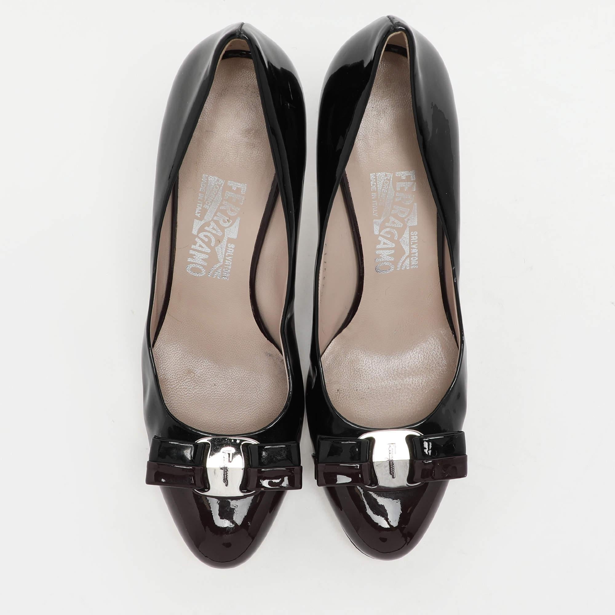 Salvatore Ferragamo Schwarz/Burgundy Lackleder-Pumps mit Schleife Größe 38 im Zustand „Gut“ im Angebot in Dubai, Al Qouz 2