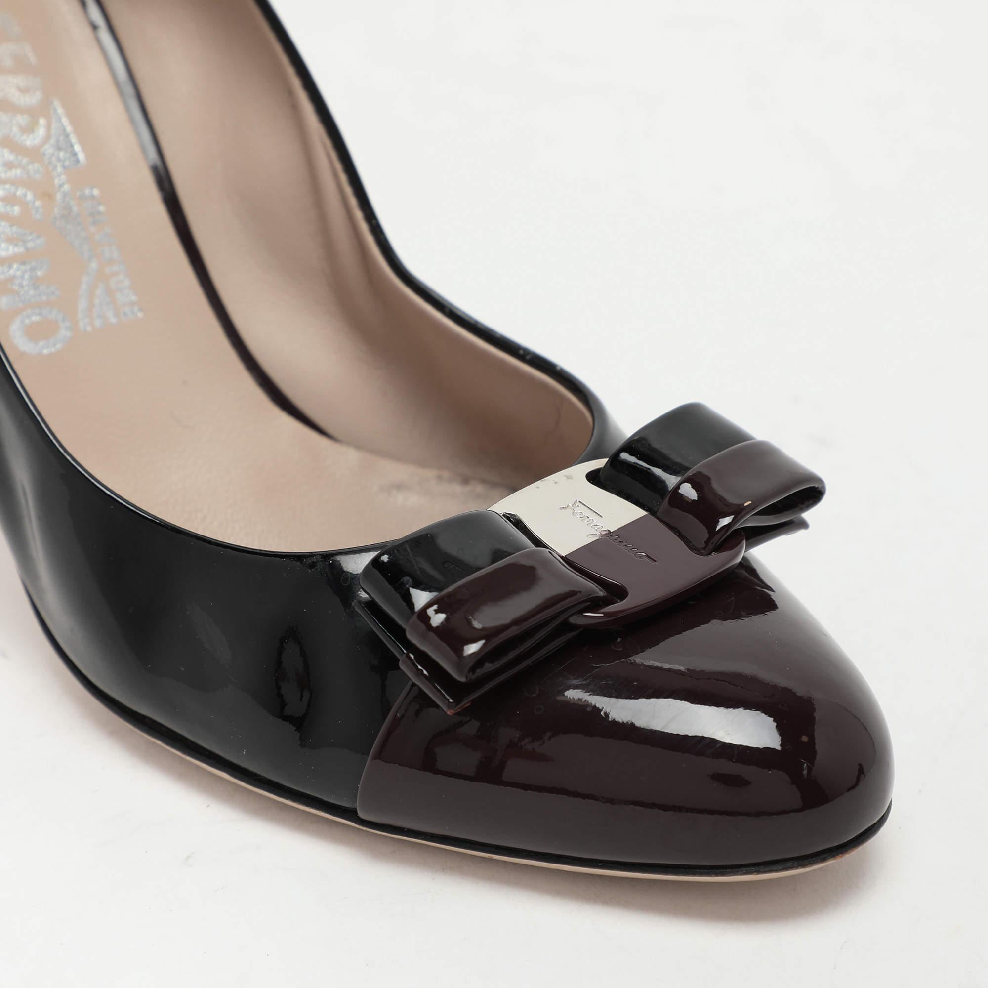 Salvatore Ferragamo Schwarz/Burgundy Lackleder-Pumps mit Schleife Größe 38 im Angebot 3