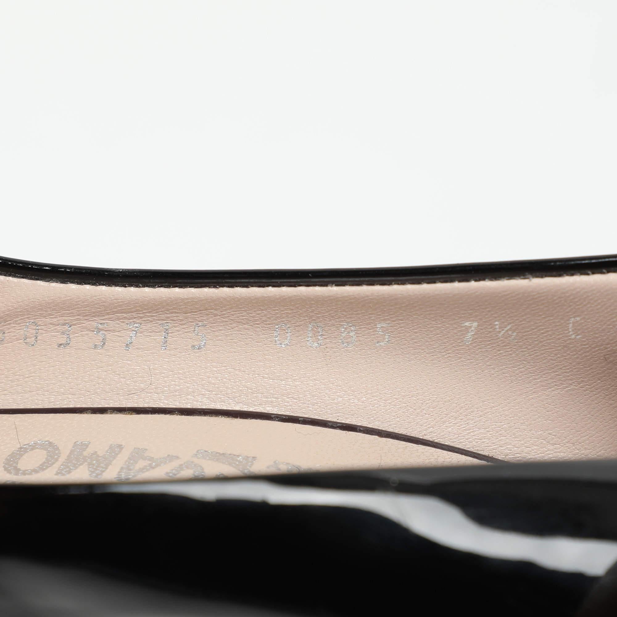 Salvatore Ferragamo Schwarz/Burgundy Lackleder-Pumps mit Schleife Größe 38 im Angebot 4