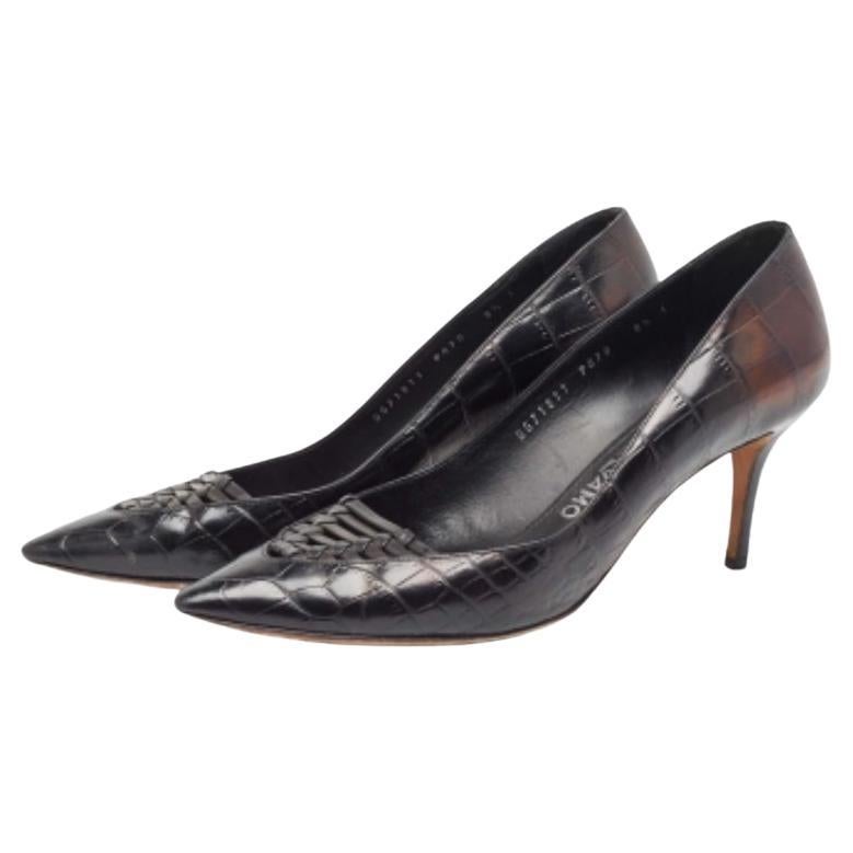 Faites preuve de chic avec ces escarpins de créateur. Elles présentent des talons robustes et des semelles durables, parfaits pour vos sorties à la mode !