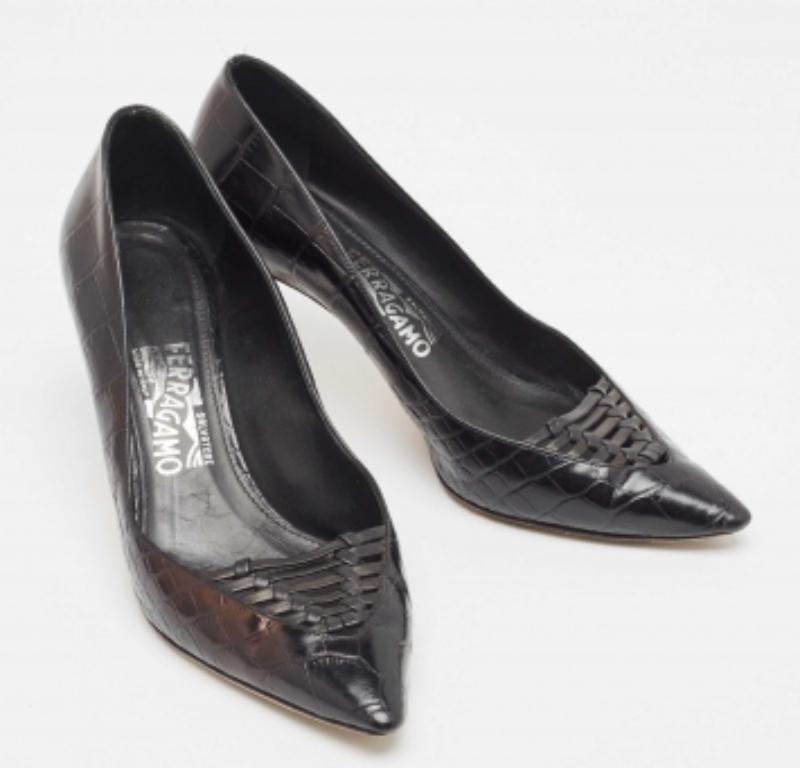 Noir Salvatore Ferragamo Escarpins Vara en cuir croco noir Taille 39 en vente