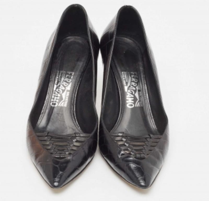Salvatore Ferragamo Escarpins Vara en cuir croco noir Taille 39 État moyen - En vente à Dubai, Al Qouz 2