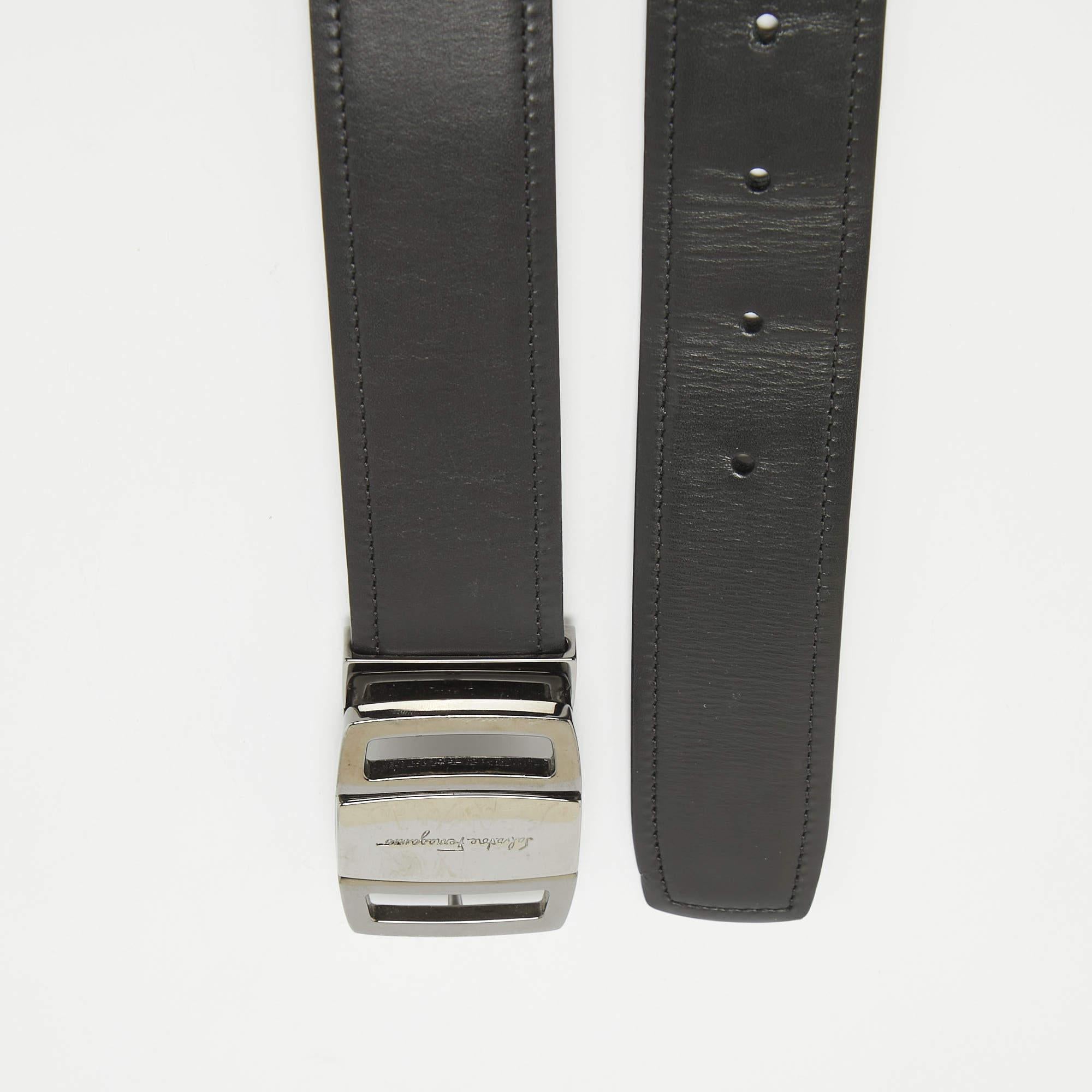 Accessorize like a pro using this Gancini belt by Salvatore Ferragamo. It is crafted from leather and it has a gorgeous black and brown shade which you can choose according to your outfit or mood. The piece is complete with a gunmetal tone buckle.