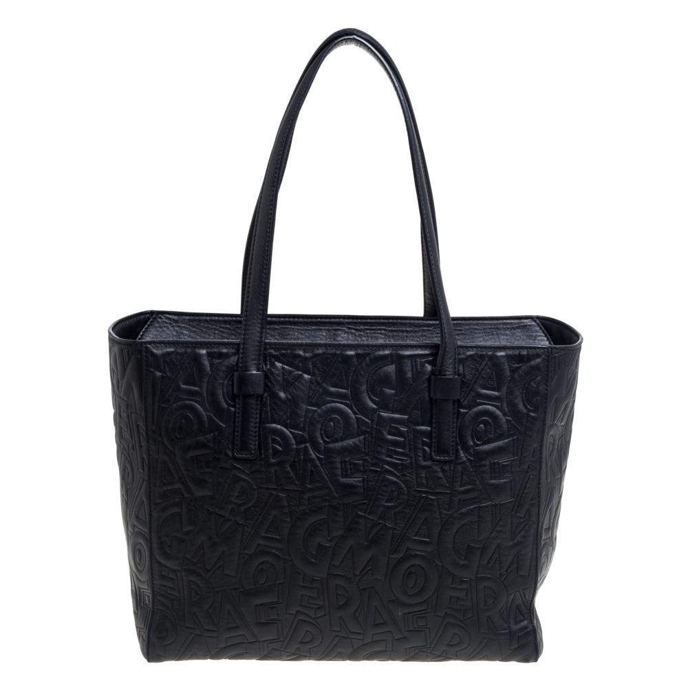 This Bonnie tote from Salvatore Ferragamo is a timeless piece. The black bag comes in a luxurious leather exterior with embossed logo detailing. It features double top handles and protective metal feet at the bottom. The fabric-lined interior will