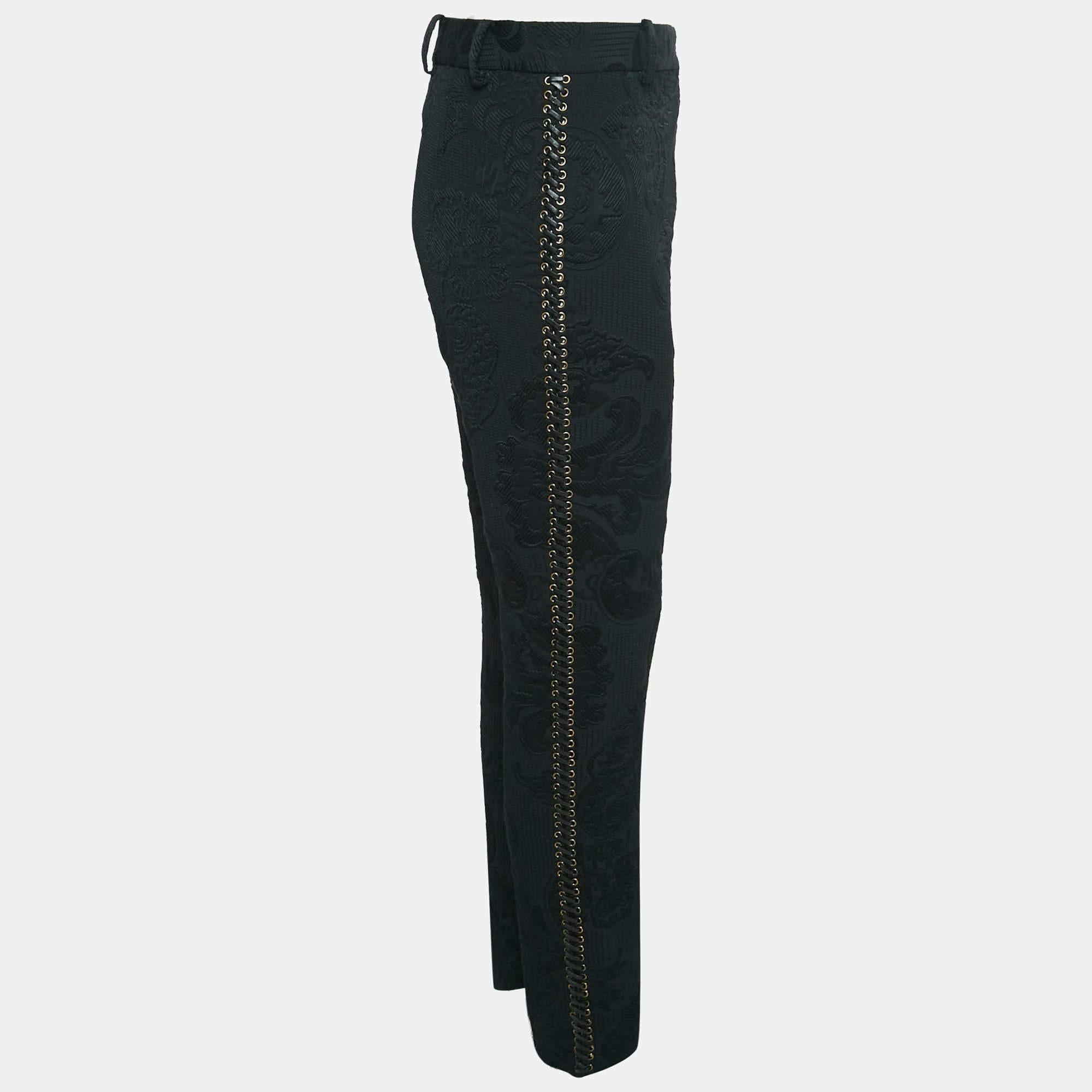Valorizza il tuo abbigliamento formale con questo paio di pantaloni. Disegnato in una silhouette e in una vestibilità superba  questo paio di pantaloni ti renderà sicuramente elegante.