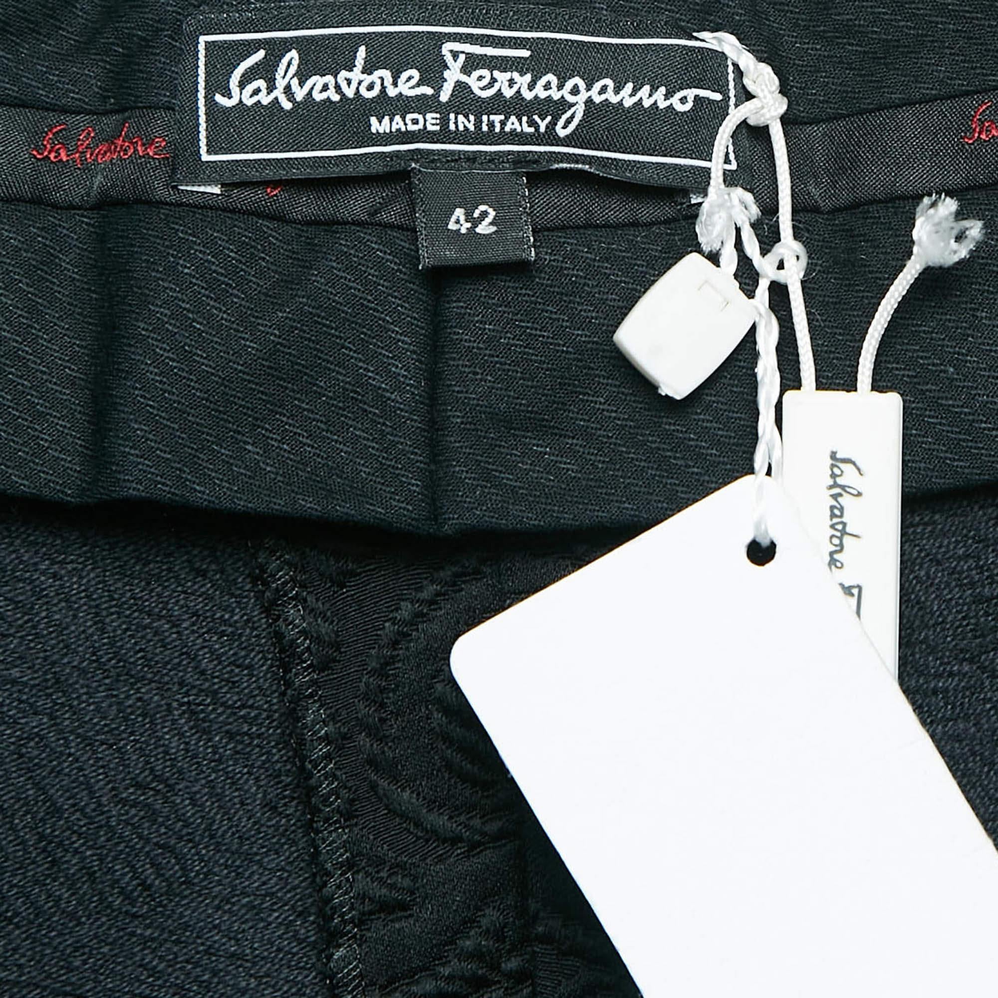 Donna Salvatore Ferragamo Pantalone nero in jacquard floreale con lacci M. & Up. in vendita