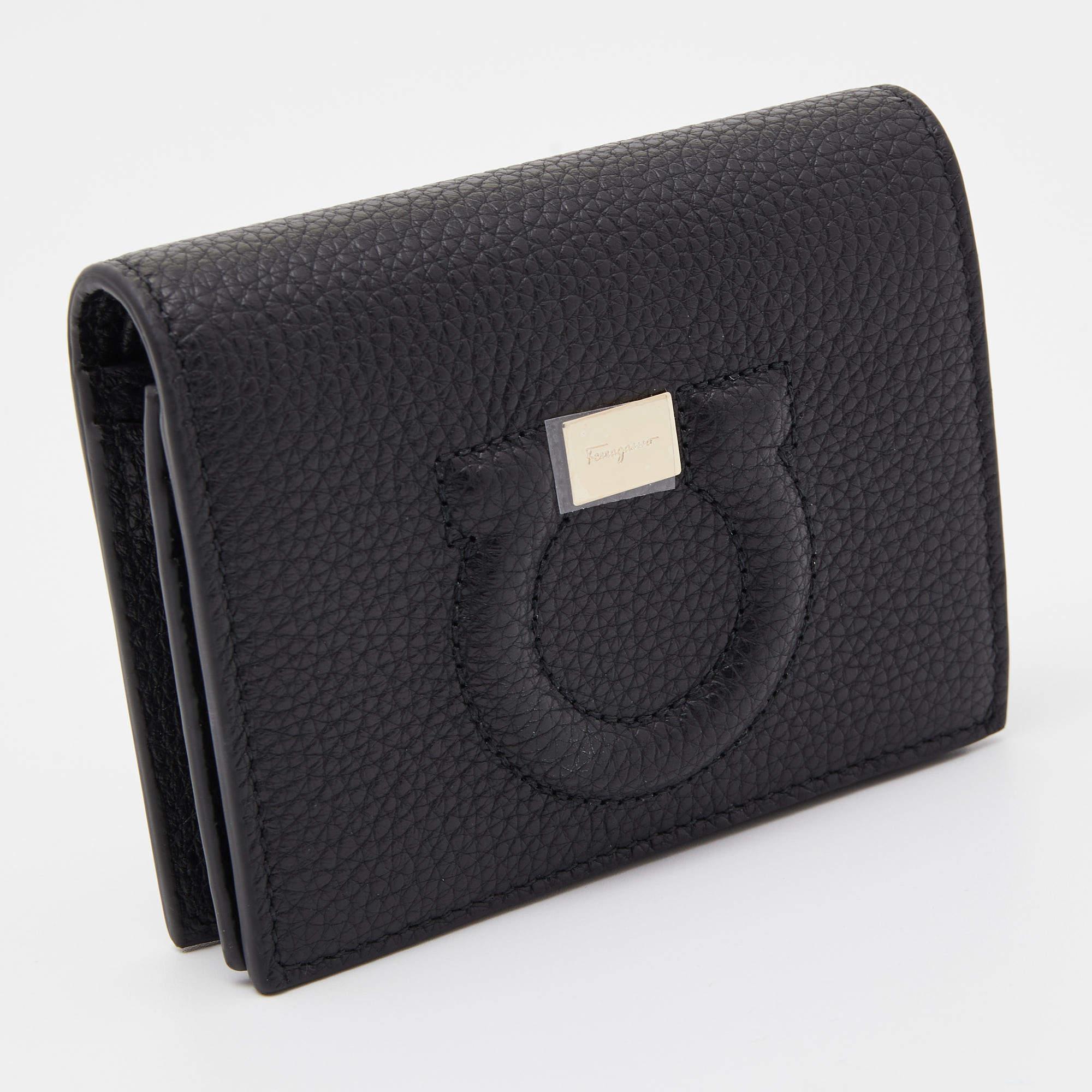 This stylish and functional Salvatore Ferragamo cardholder is a must-have in your collection. It is equipped with multiple, well-lined slots to hold your cards.

