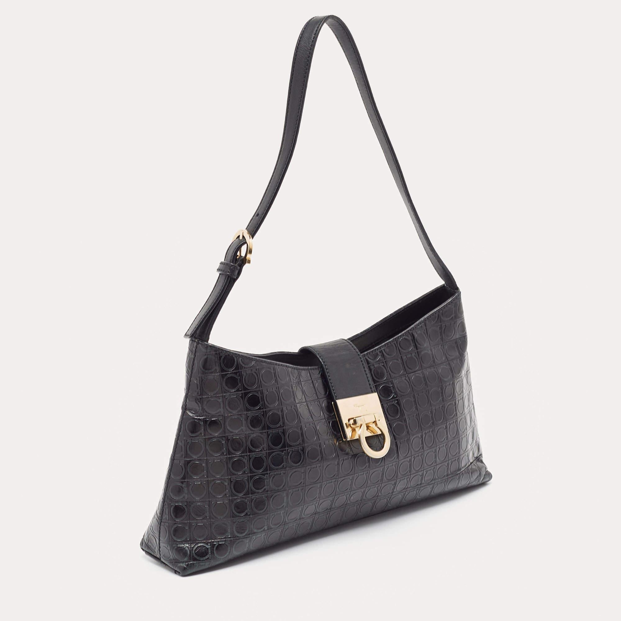 This elegant handbag by Salvatore Ferragamo will make you stand apart from the crowd. Crafted from leather it flaunts the Gancini logo embossed on the exterior. It features a single handle and the Gancini logo on the flap opens to a nylon lined