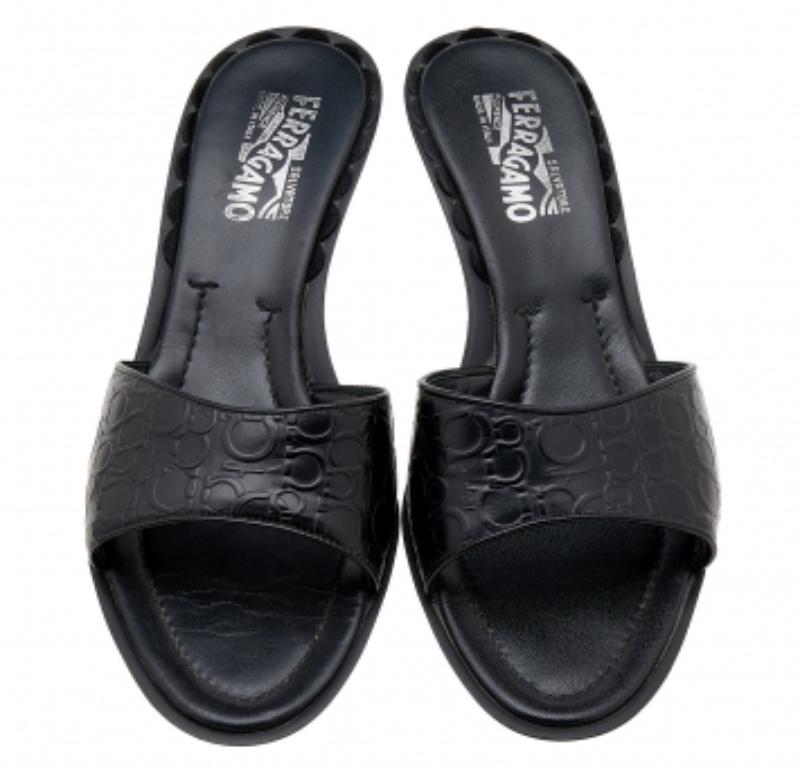 Salvatore Ferragamo Black Gancini Embossed Leather Slide Sandals Size 40 In Good Condition For Sale In Dubai, Al Qouz 2