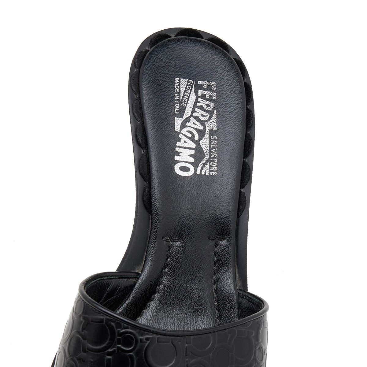 Salvatore Ferragamo Black Gancini Embossed Leather Slide Sandals Size 40 For Sale 1