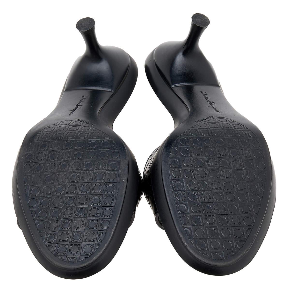 Salvatore Ferragamo Black Gancini Embossed Leather Slide Sandals Size 40 For Sale 4