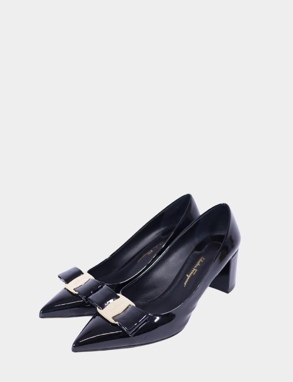 Salvatore Ferragamo Black Gancini Pumps, features a Pointed Toes, mid heels, and a Front bow detail.

Material: Leather
Size: EU 39 / US 8.5
Heel: 6.5cm
Overall Condition: Good
Interior Condition: Signs of use 
Exterior Condition: Scratches