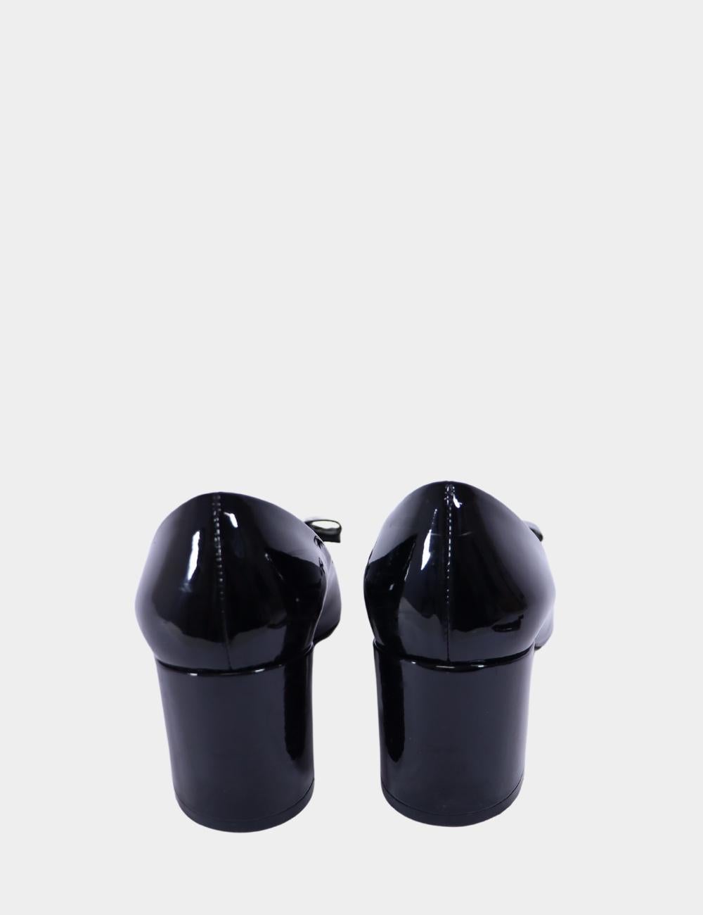 Salvatore Ferragamo Black Gancini Pumps Size US 8.5 In Good Condition In Amman, JO