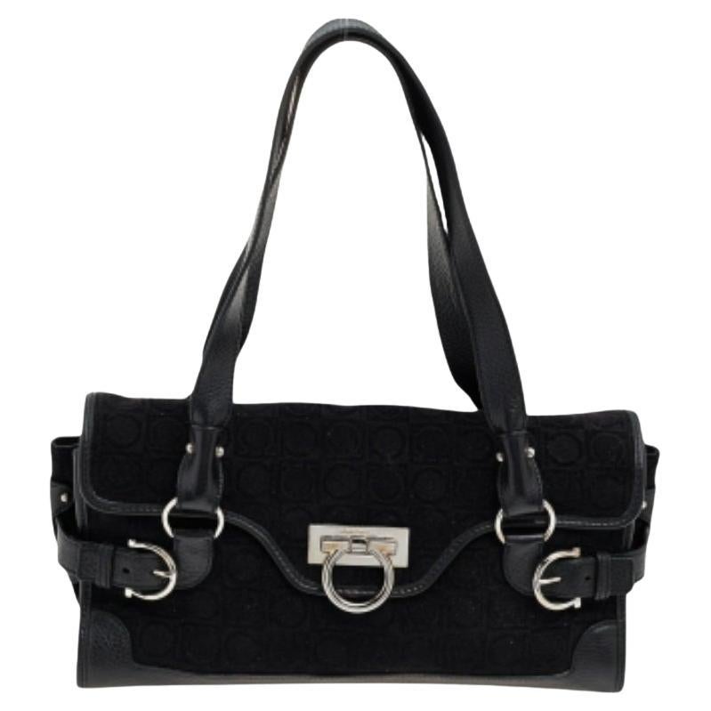 Salvatore Ferragamo Schwarze Gancini Umhängetasche aus Samt und Leder