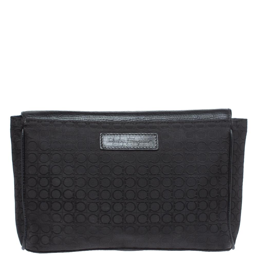 This Salvatore Ferragamo wristlet clutch is a statement piece to add to your closet. Designed to deliver effortless style, it is crafted from Gancio-detailed fabric and leather. The black clutch has enough space for party essentials.

