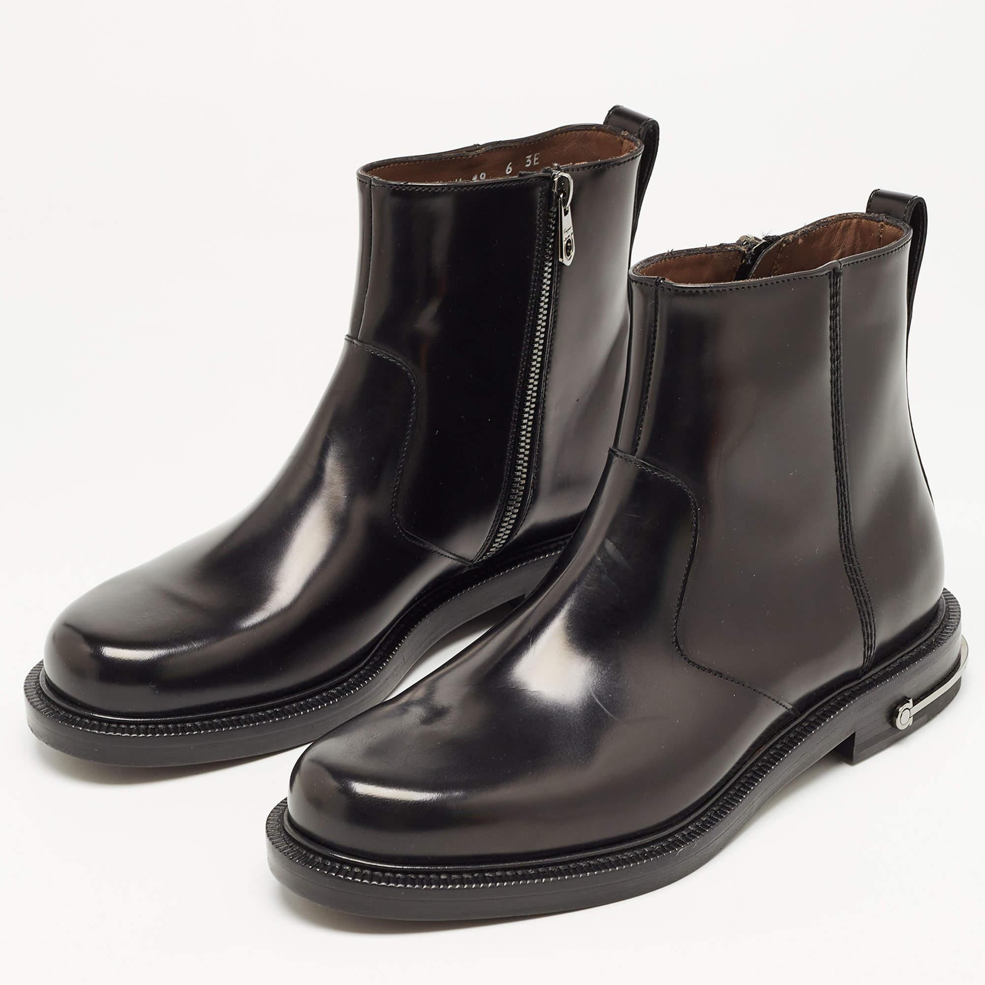 Boots are an essential part of your wardrobe, and these boots, crafted from top-quality materials, are a fine choice. Offering the best of comfort and style, this sturdy-soled pair would be great with skinny jeans for a casual day out!

