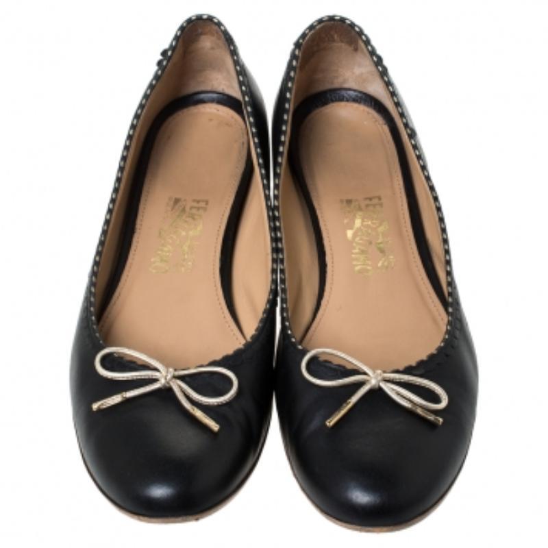 Salvatore Ferragamo Schwarz/Gold Leder Ballettschuhe mit Schleife Größe 40 im Zustand „Relativ gut“ im Angebot in Dubai, Al Qouz 2