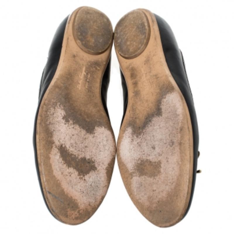 Salvatore Ferragamo Schwarz/Gold Leder Ballettschuhe mit Schleife Größe 40 im Angebot 3