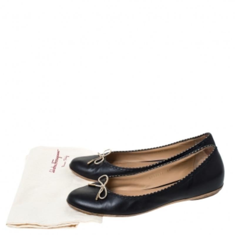 Salvatore Ferragamo Schwarz/Gold Leder Ballettschuhe mit Schleife Größe 40 im Angebot 4