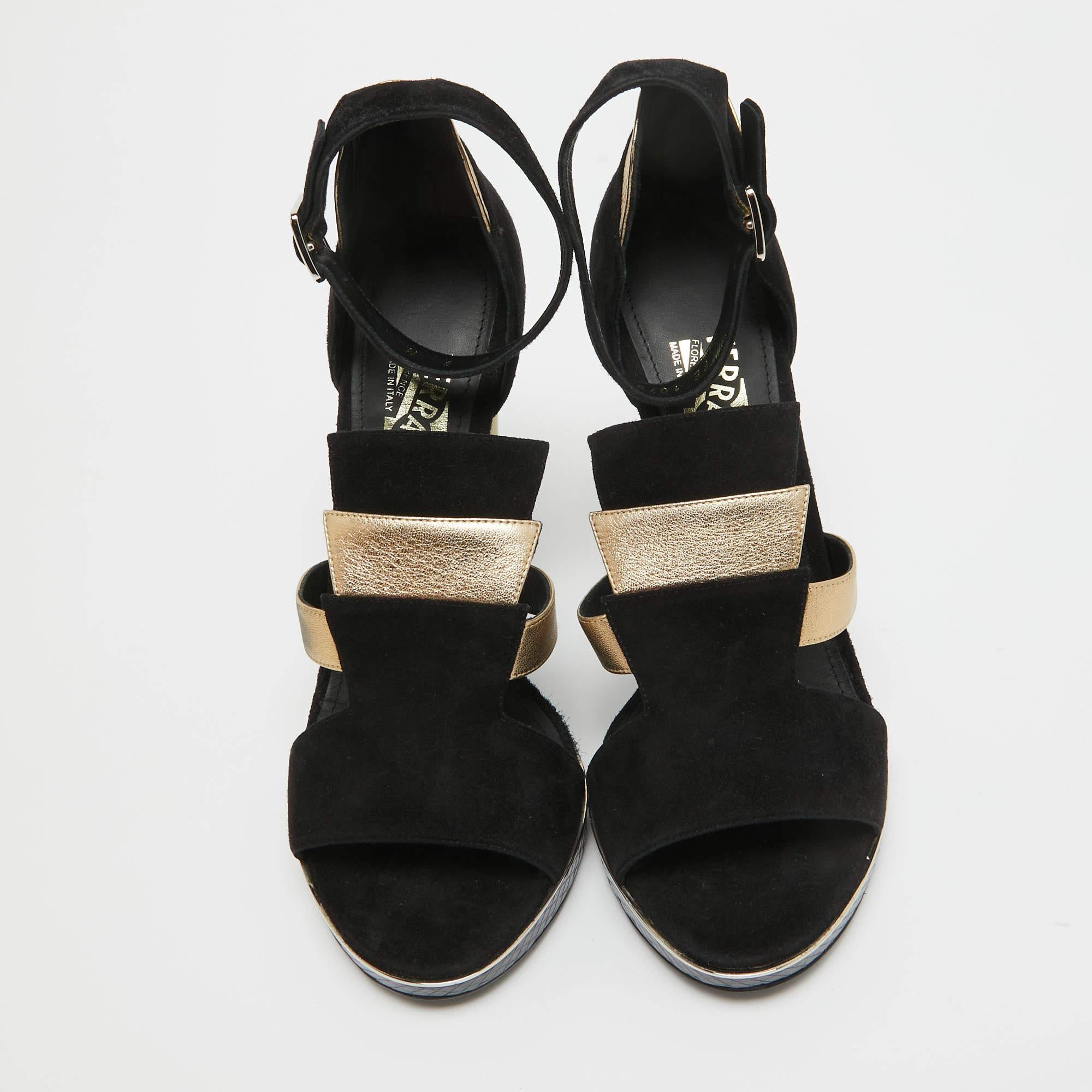 Una pieza perfecta para fiestas y cualquier ocasión nocturna, esta sandalia con plataforma Lexus de Salvatore Ferragamo destacará cada vez que te la pongas. Con un cuerpo de ante negro y piel dorada, el tacón presenta una forma telescópica junto con