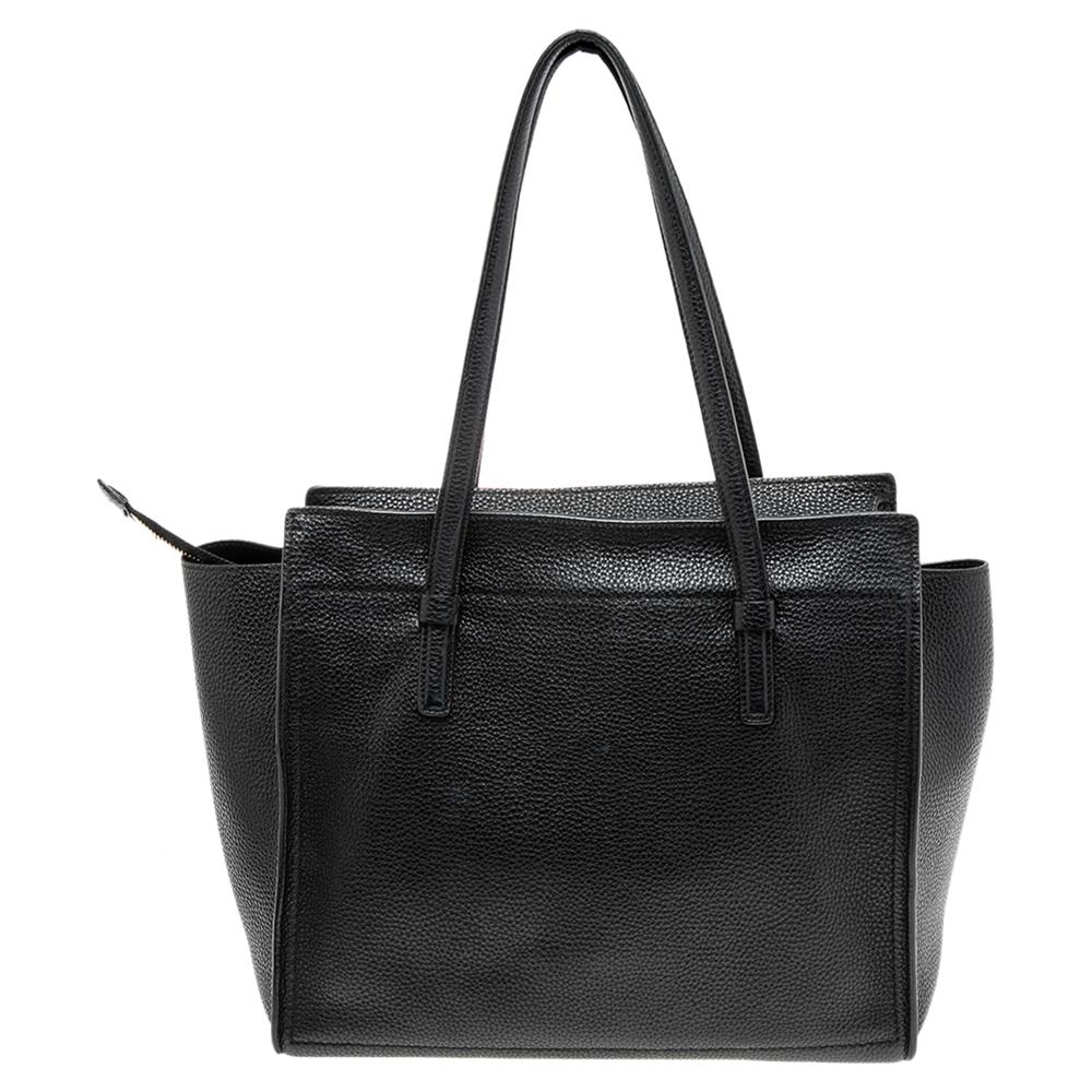 Salvatore Ferragamo brings you this gorgeous Amy tote that has been crafted from leather. It comes with two handles, a spacious interior, and protective metal feet. The bag is complete with the brand label and a logo charm on the front.

Includes: