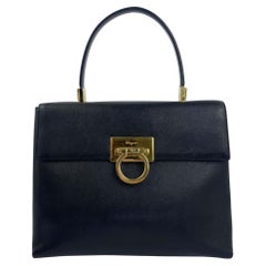 Salvatore Ferragamo - Sac à poignée Gancini noir emblématique