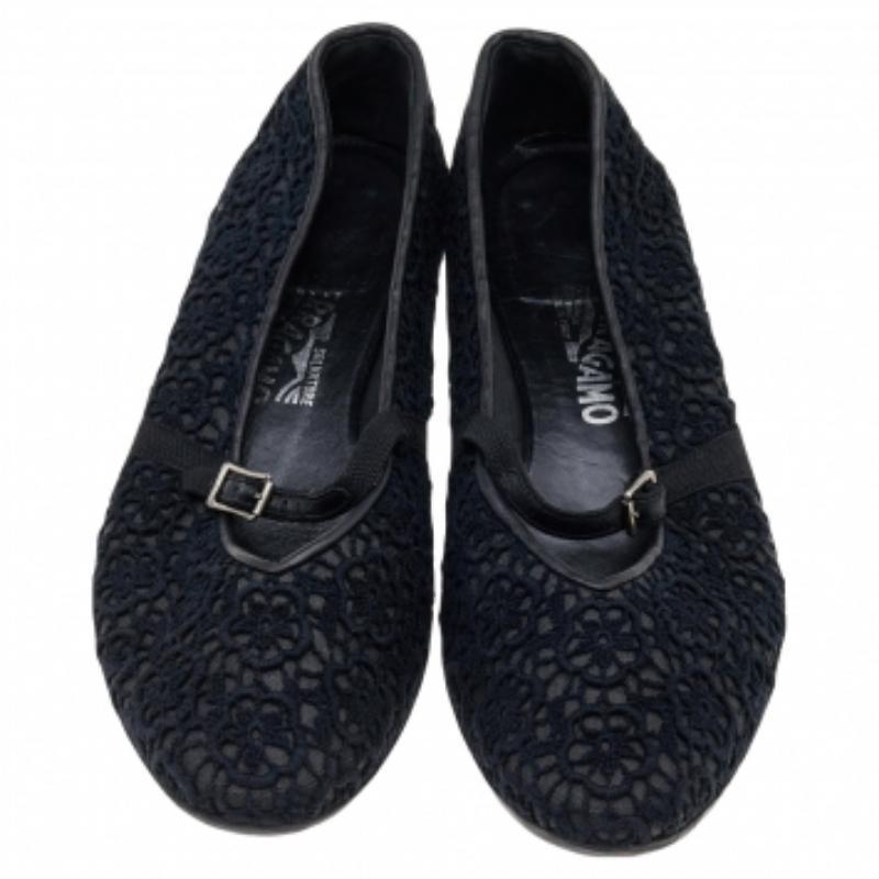 Salvatore Ferragamo Schwarze Ballettschuhe aus Spitze Größe 38,5 im Zustand „Gut“ im Angebot in Dubai, Al Qouz 2
