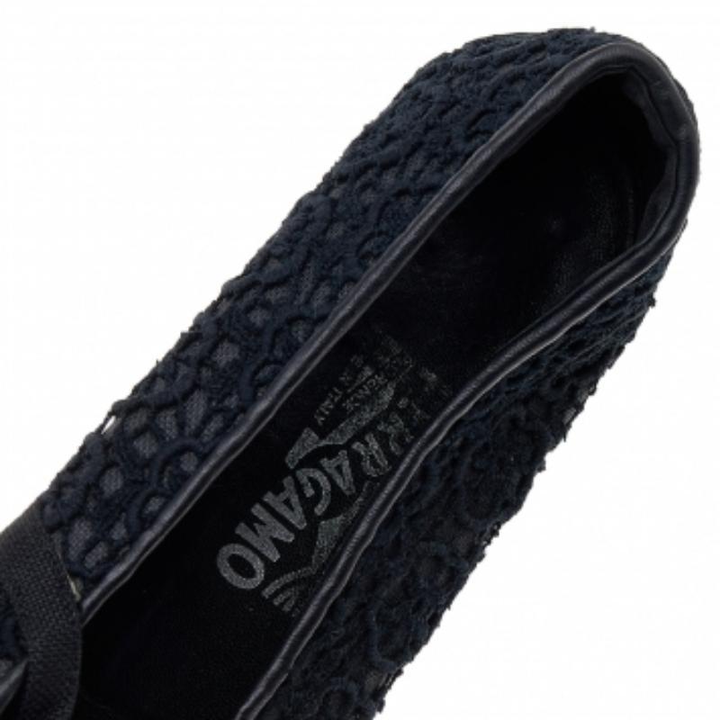 Salvatore Ferragamo Schwarze Ballettschuhe aus Spitze Größe 38,5 Damen im Angebot