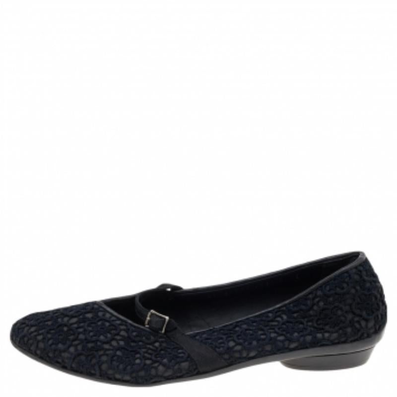 Salvatore Ferragamo Schwarze Ballettschuhe aus Spitze Größe 38,5 im Angebot 1