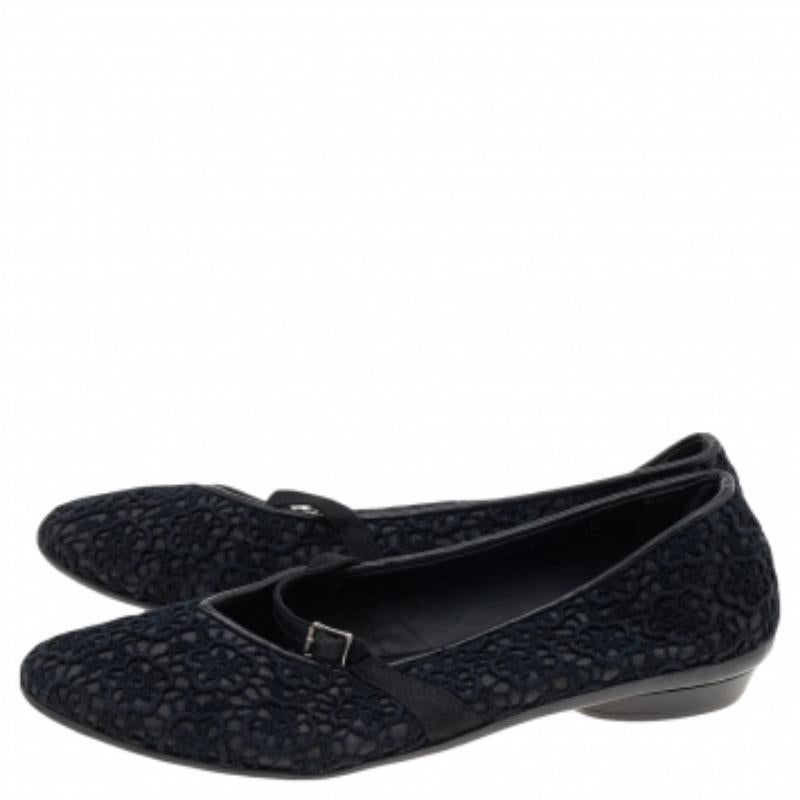 Salvatore Ferragamo Schwarze Ballettschuhe aus Spitze Größe 38,5 im Angebot 3