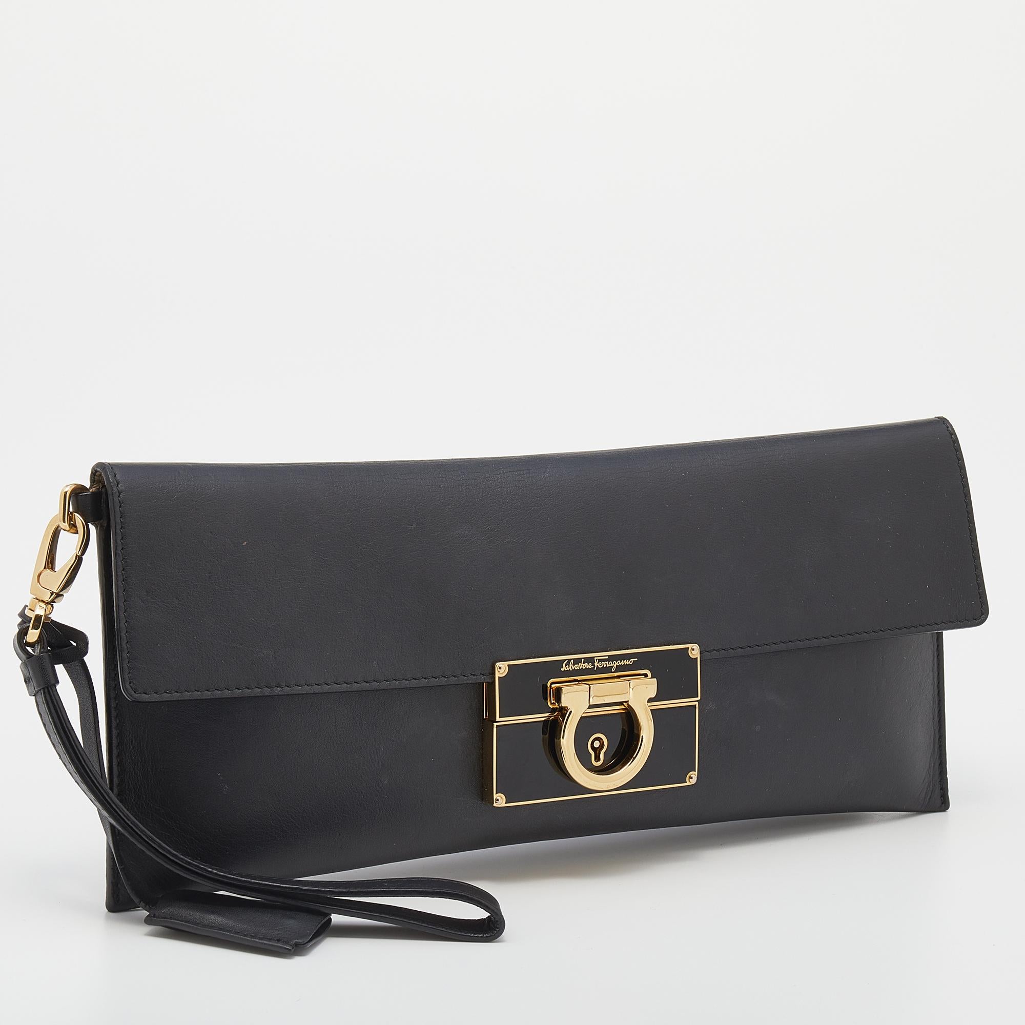 Salvatore Ferragamo Black Leather Afef Lock Story Wristlet Clutch In Good Condition In Dubai, Al Qouz 2