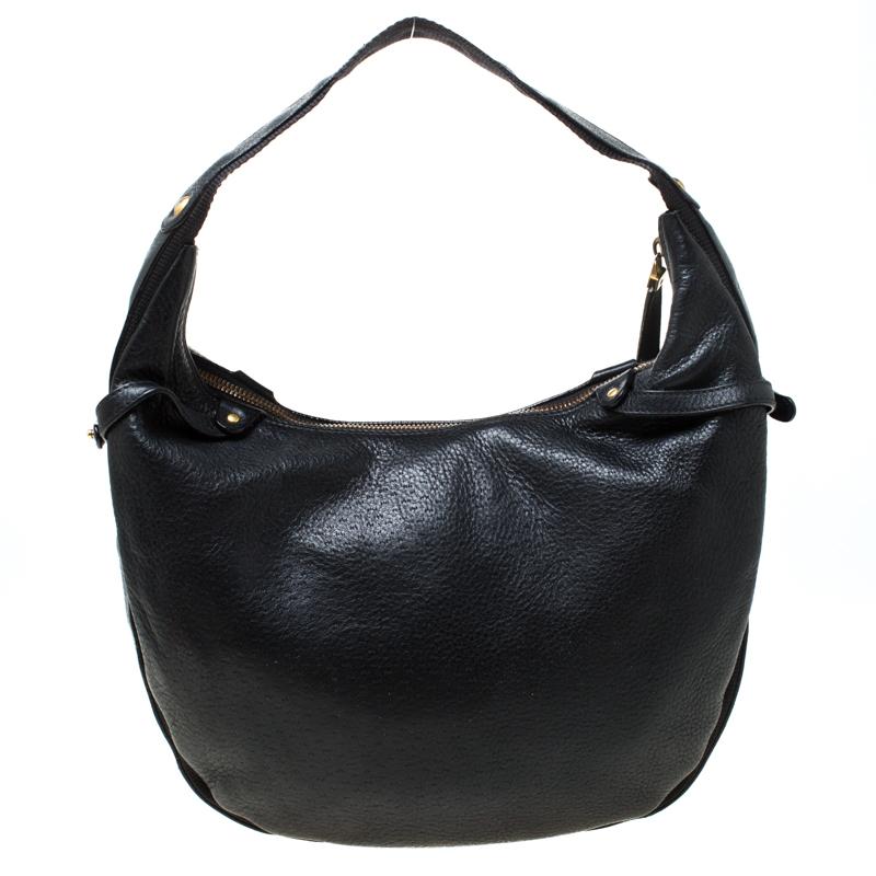 Mit dieser Hobo von Salvatore Ferragamo sind Sie der Inbegriff von Anmut. Die aus schwarzem Leder und Canvas gefertigte Tasche wird von einem einzigen Griff gehalten. Der Reißverschluss mit Gancini-Charme öffnet sich zu einem mit Stoff gefütterten