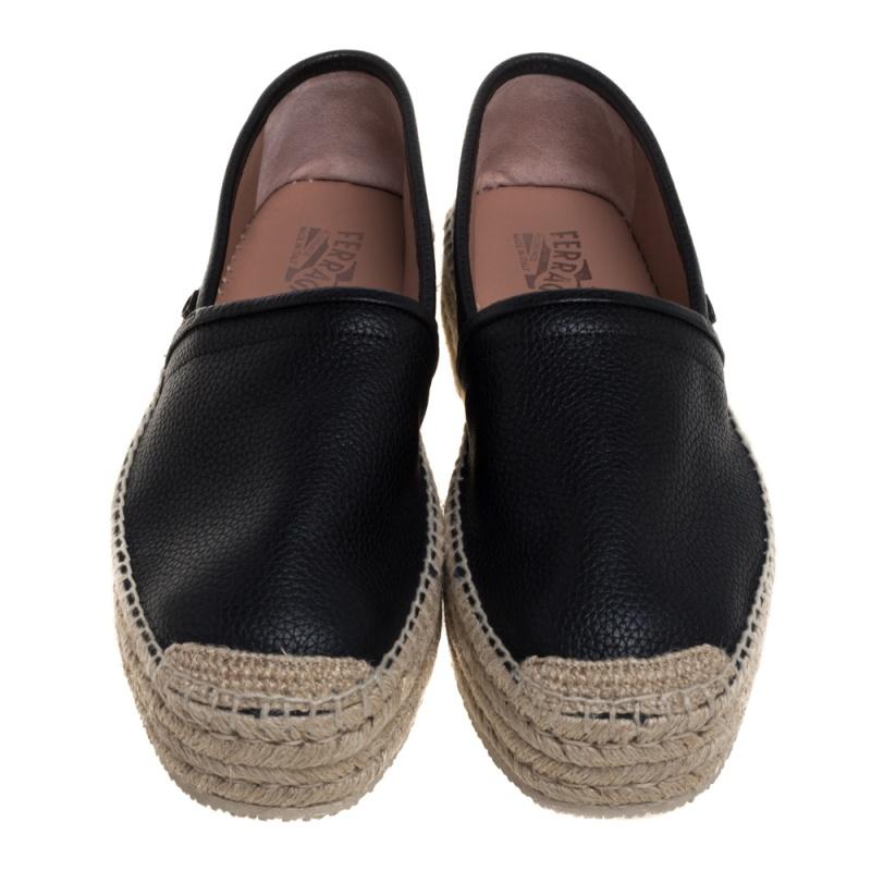 You no longer have to compromise on comfort for style! These Salvatore Ferragamo espadrilles combine both of them in perfect harmony. They are crafted from black leather and designed with braided jute platforms. They are complete with leather-lined