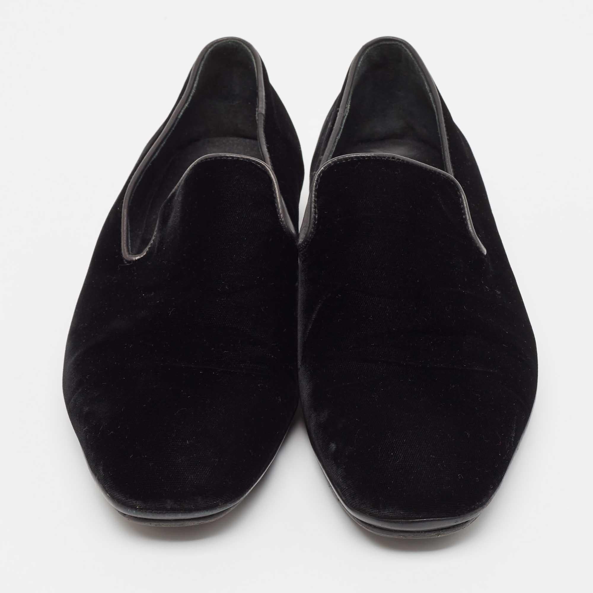 Salvatore Ferragamo Black Leather and Velvet Driver Loafers Size 41 In Good Condition For Sale In Dubai, Al Qouz 2