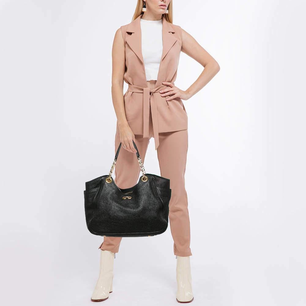 This alluring tote bag for women has been designed to assist you on any day. Convenient to carry and fashionably designed the tote is cut with skill and sewn into a great shape. It is well equipped to be a reliable accessory.