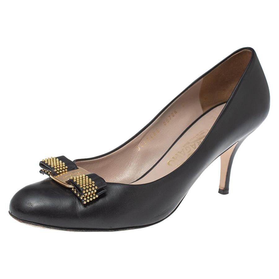 Salvatore Ferragamo - Escarpins en cuir noir ornés d
un nœud, taille 40