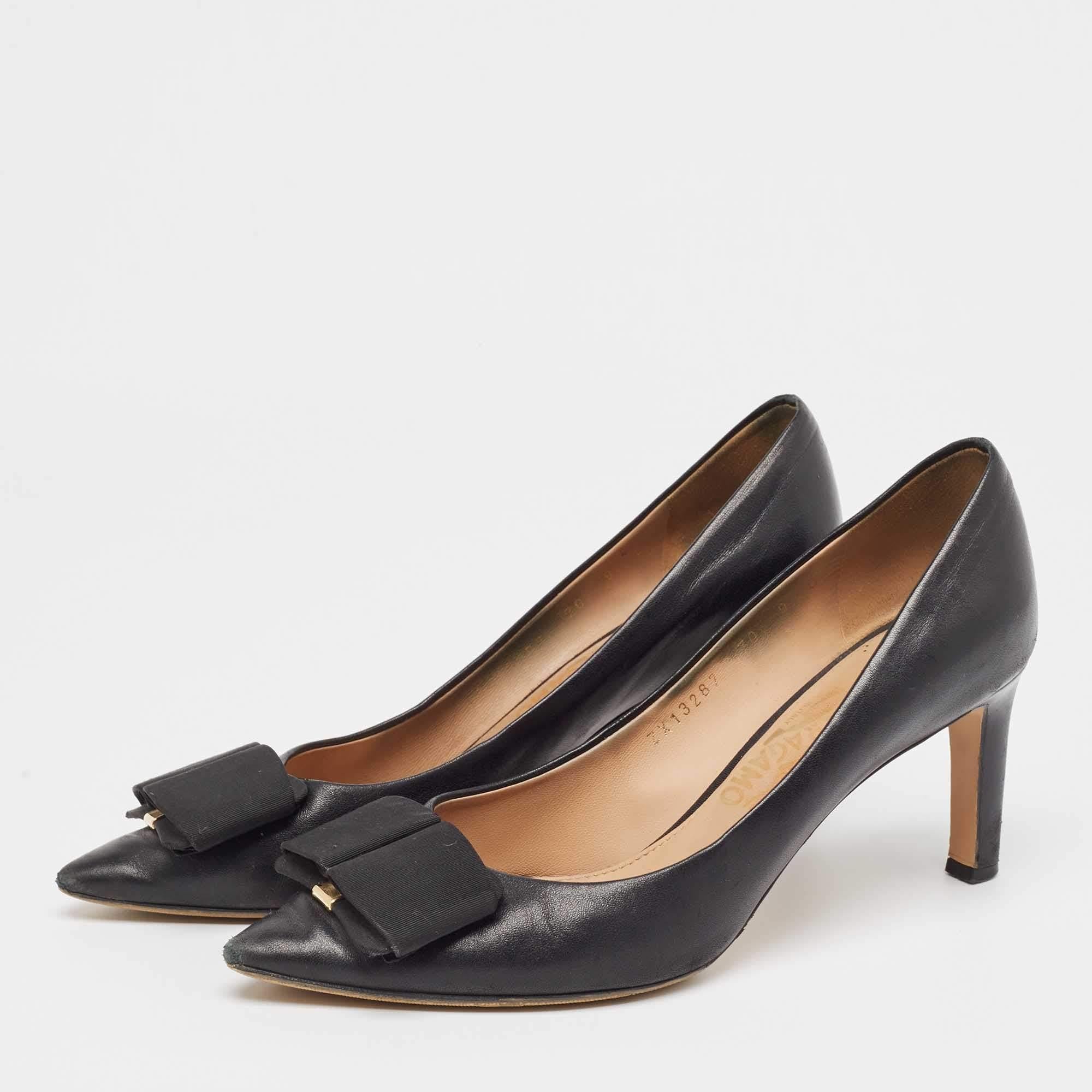 Faites preuve de chic avec ces escarpins de créateur. Ils présentent des talons robustes et des semelles durables, parfaits pour vos sorties à la mode.
