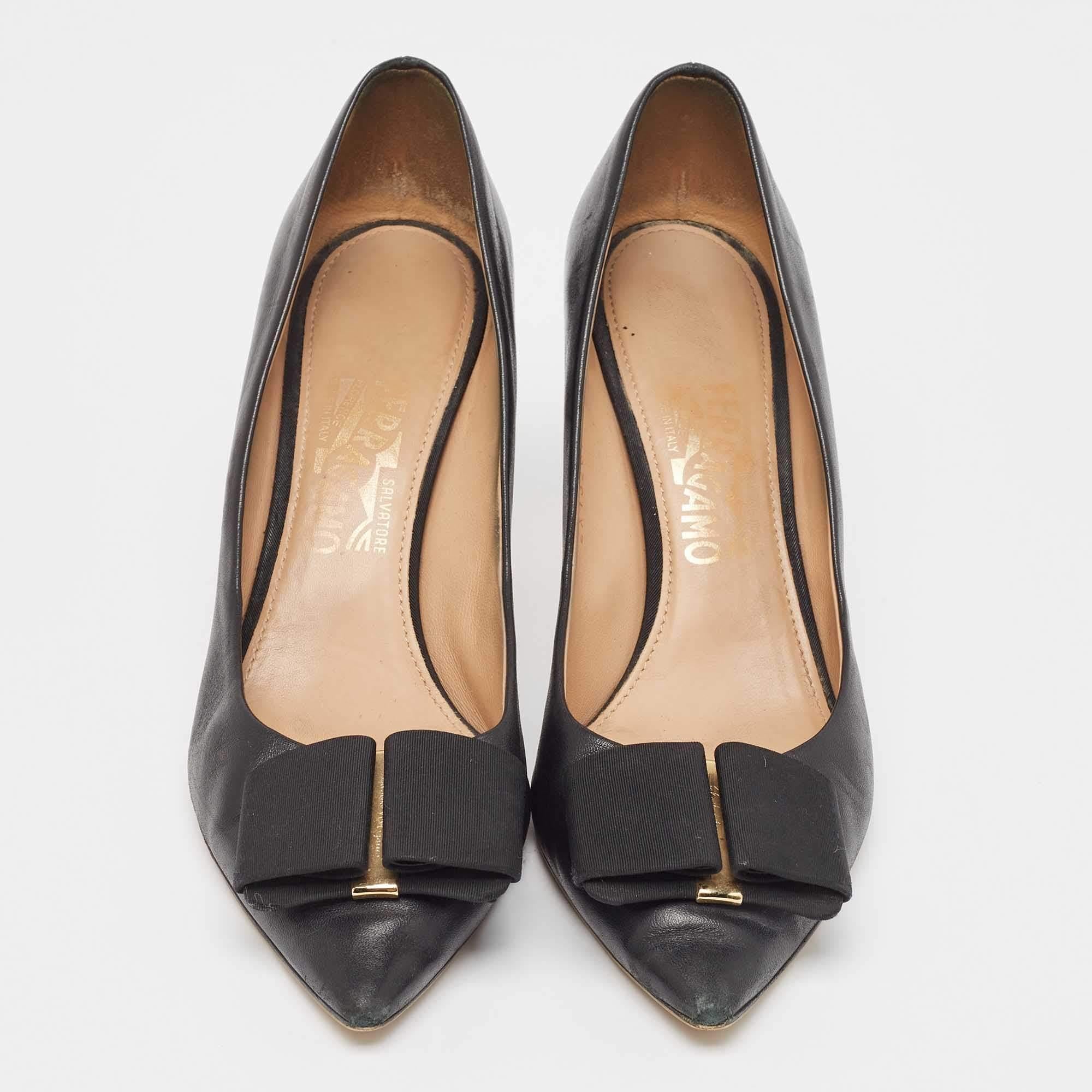 Noir Salvatore Ferragamo escarpins en cuir noir avec nœud Taille 39.5 en vente