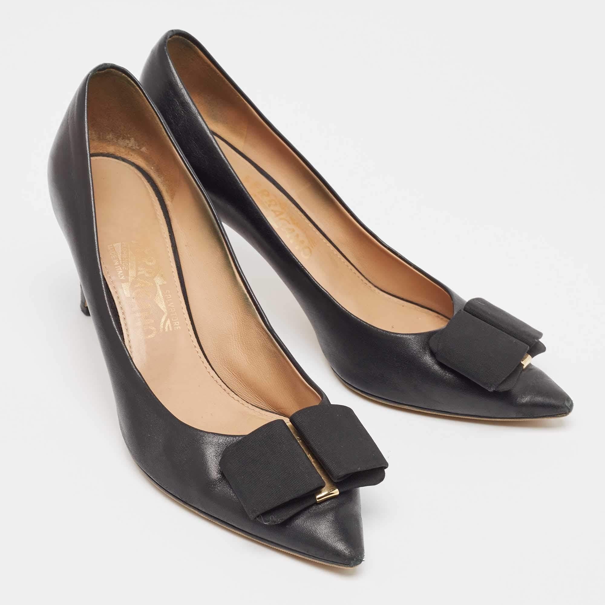 Salvatore Ferragamo escarpins en cuir noir avec nœud Taille 39.5 État moyen - En vente à Dubai, Al Qouz 2