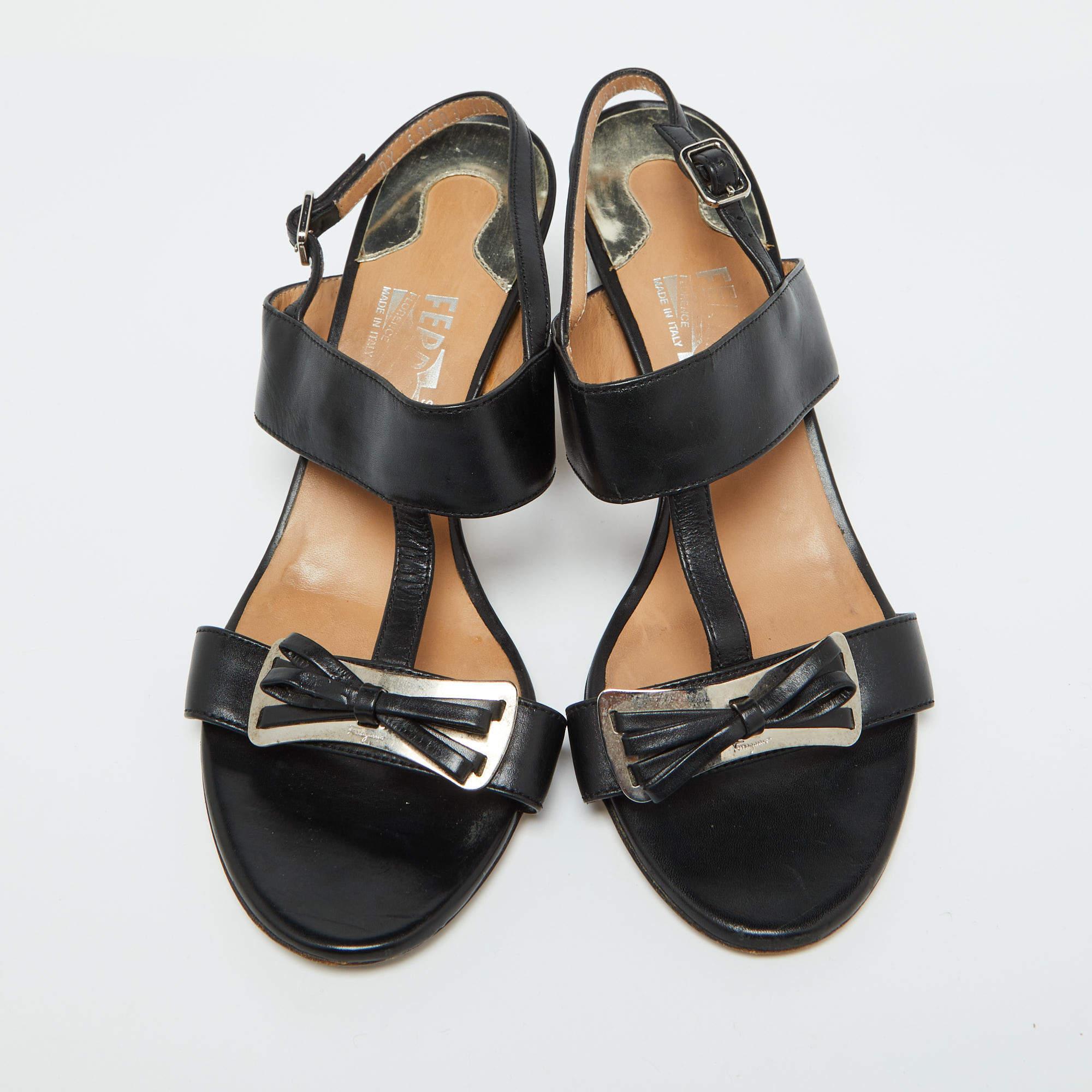 Salvatore Ferragamo Black Leather Bow Strappy Block Heel Sandals Size 37.5 In Fair Condition For Sale In Dubai, Al Qouz 2
