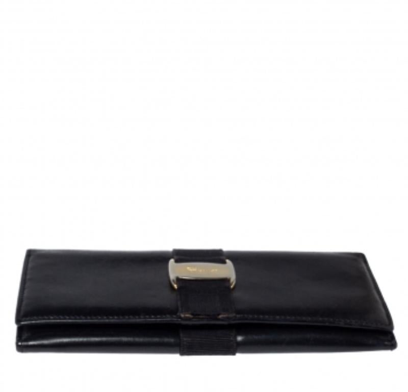 Salvatore Ferragamo Black Leather Bow Wallet In Fair Condition For Sale In Dubai, Al Qouz 2