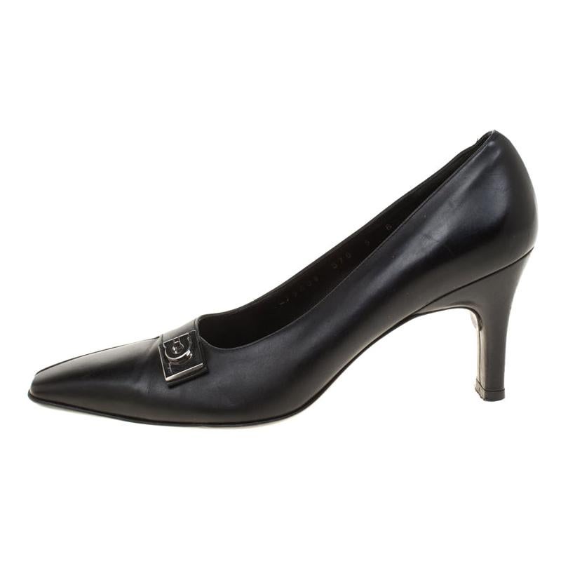 Salvatore Ferragamo Black Leather Buckle Detail Pumps Size 35.5 For Sale